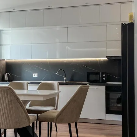 Lux At Arlis Apartman